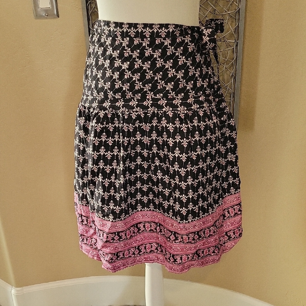 Black and White Knee-Length Wrap Skirt